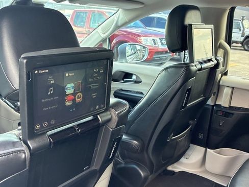 Used 2017 Chrysler Pacifica Limited w/ UConnect Theater Package FWD image 14