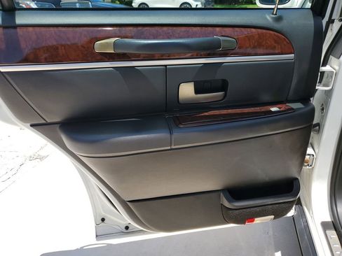 Used 2010 Lincoln Town Car Signature Limited RWD image 8