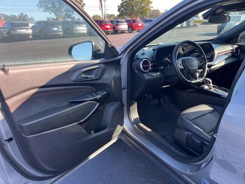 Used 2024 Chevrolet Trax RS w/ Sunroof Package FWD image 4