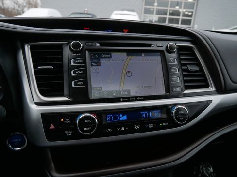 Used 2019 Toyota Highlander XLE image 22
