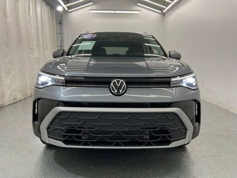 Used 2025 Volkswagen Taos SE AWD/4WD image 3
