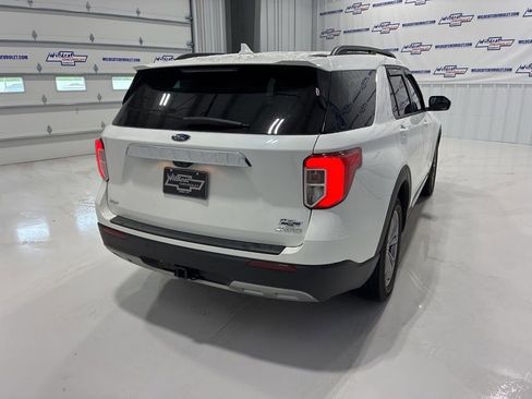 Used 2023 Ford Explorer XLT w/ Equipment Group 202A AWD/4WD image 7