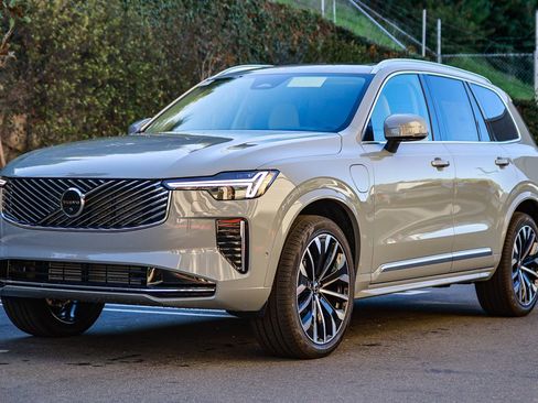 New 2026 Volvo XC90 T8 Ultra w/ Protection Package Premier AWD/4WD image 3