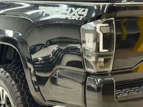 Used 2018 Toyota Tacoma TRD Sport AWD/4WD image 12
