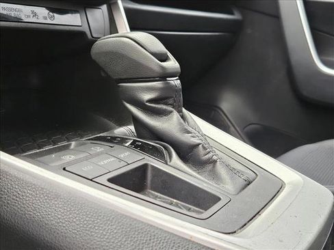 Used 2019 Toyota RAV4 LE image 9