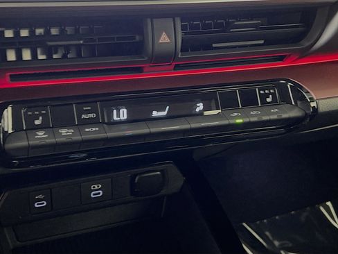 Used 2025 Toyota Prius Plug-In Hybrid image 26