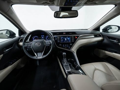 Used 2018 Toyota Camry SE w/ Moonroof Package FWD image 16