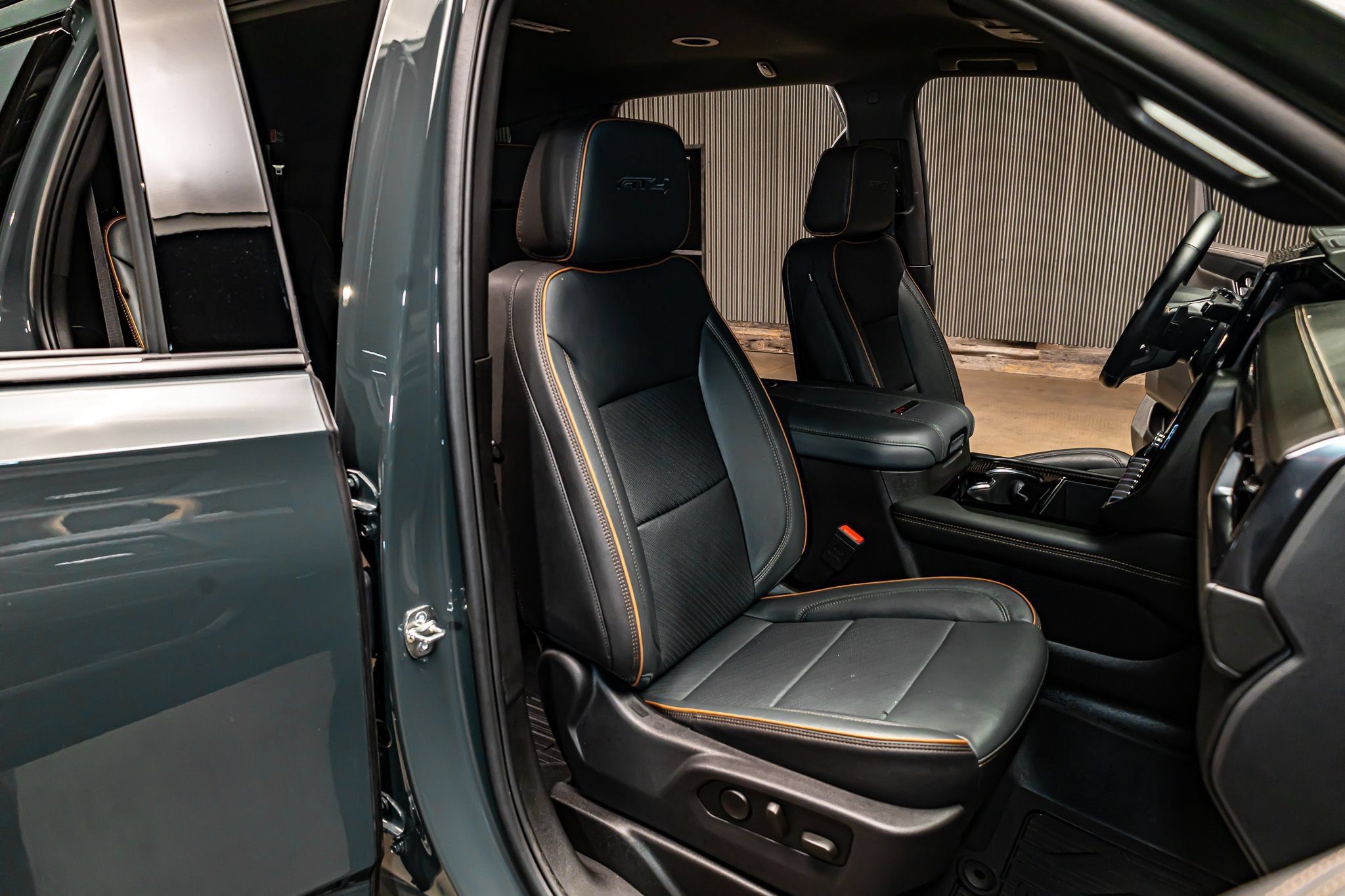 Used 2025 GMC Yukon AT4 w/ LPO, AT4 Appearance Package AWD/4WD image 28