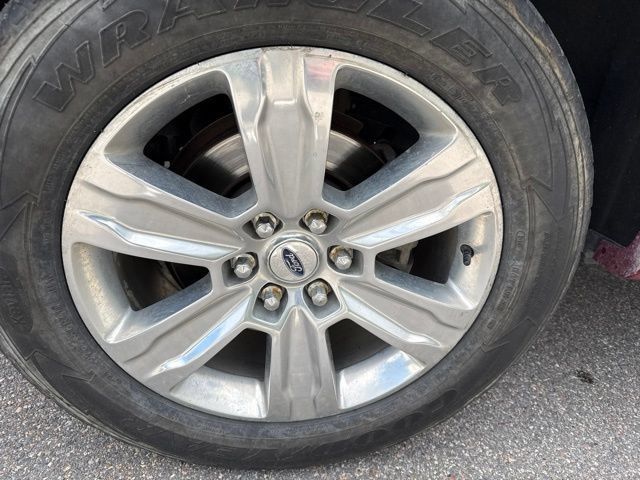 Used 2015 Ford F150 Platinum w/ Equipment Group 701A Luxury AWD/4WD image 15