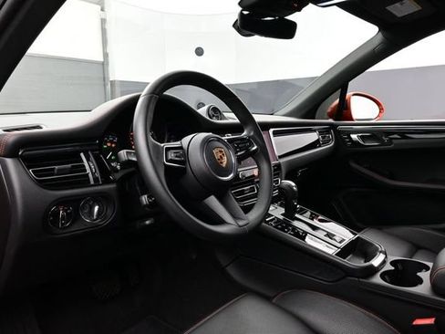 Certified 2025 Porsche Macan AWD/4WD image 4