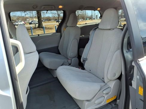 Used 2014 Toyota Sienna LE image 6