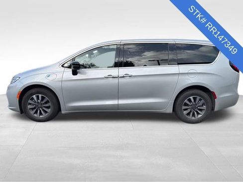 Used 2024 Chrysler Pacifica Select image 4