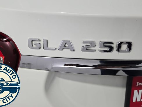 Used 2020 Mercedes-Benz GLA 250 4MATIC w/ Premium Package image 34