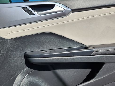 Used 2025 Volkswagen Taos SE image 19