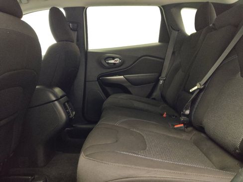 Used 2020 Jeep Cherokee Latitude FWD image 18