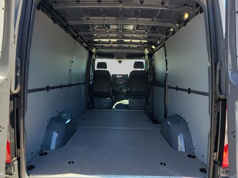 Used 2025 Mercedes-Benz Sprinter 2500 image 33