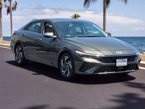 Certified 2026 Hyundai Elantra Limited FWD image 4