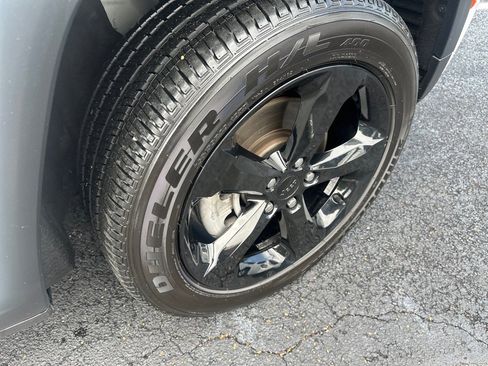 Used 2023 Jeep Grand Cherokee L Laredo image 9