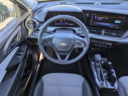 Used 2025 Chevrolet Trax LT image 15