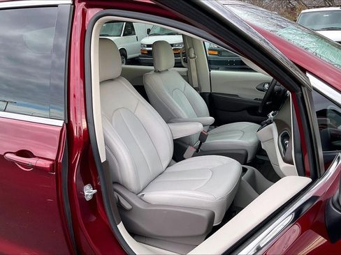 Used 2017 Chrysler Pacifica Touring w/ Tire & Wheel Group image 7