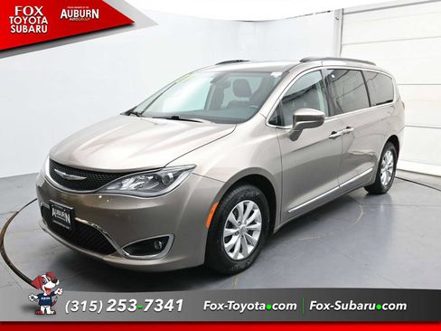 Used 2017 Chrysler Pacifica Touring-L FWD image 2
