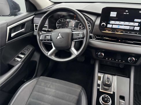 Used 2024 Mitsubishi Outlander SE image 12