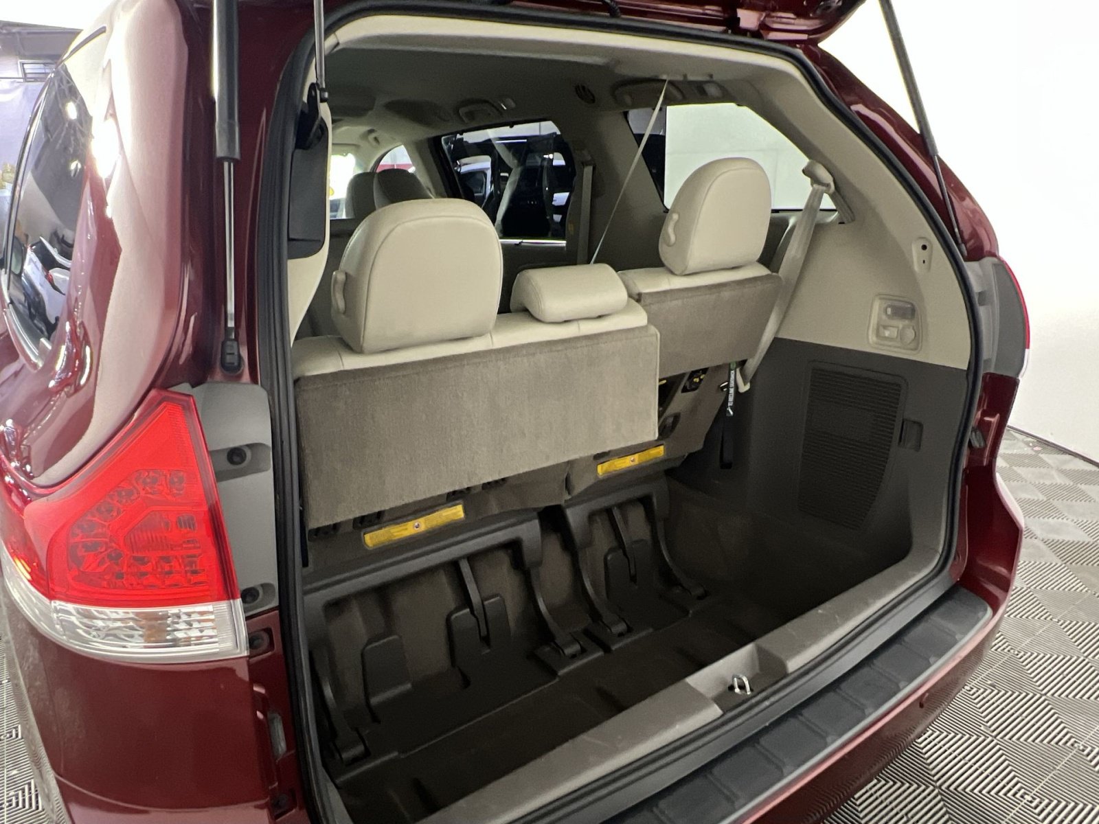 Used 2013 Toyota Sienna XLE w/ Entertainment Pkg FWD image 27