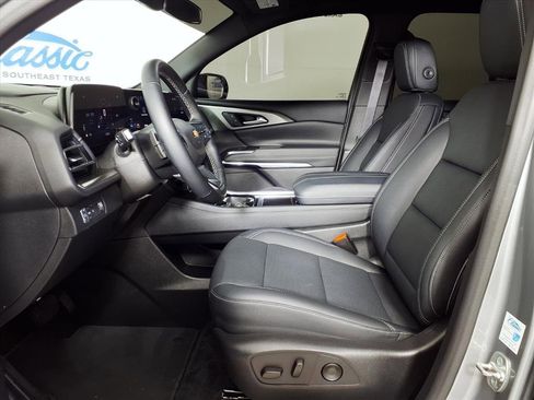 Used 2024 Chevrolet Traverse LT image 7