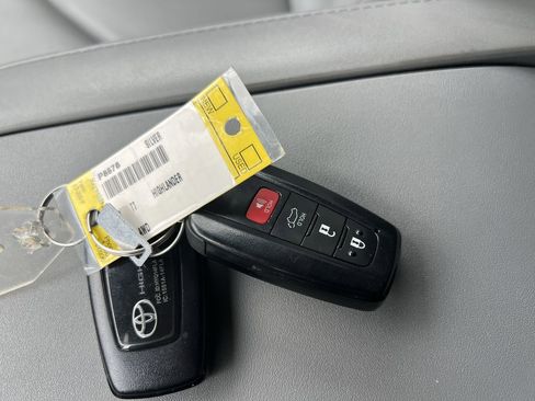 Used 2023 Toyota Highlander XLE AWD/4WD image 38