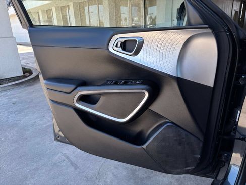 Used 2025 Kia Soul LX w/ LX Technology Package FWD image 18