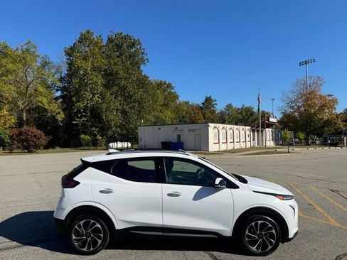 Used 2023 Chevrolet Bolt EUV Premier w/ Sun & Sound Package image 4