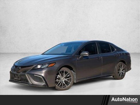 Used 2022 Toyota Camry SE image 1
