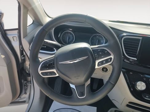 Used 2024 Chrysler Pacifica Touring-L FWD image 12