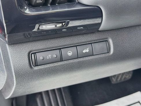 Used 2024 Nissan Pathfinder SV w/ SV Premium Package AWD/4WD image 10