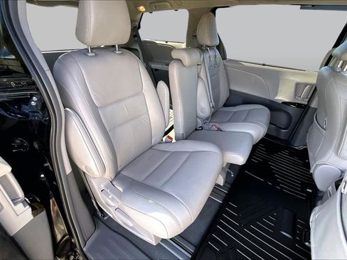 Used 2019 Toyota Sienna XLE FWD image 18