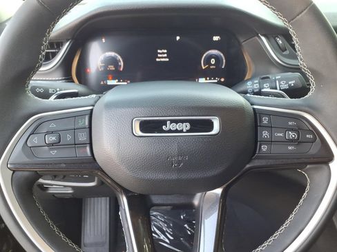 Used 2023 Jeep Grand Cherokee Laredo AWD/4WD image 24