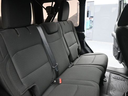 Used 2018 Jeep Wrangler Unlimited Sahara image 19