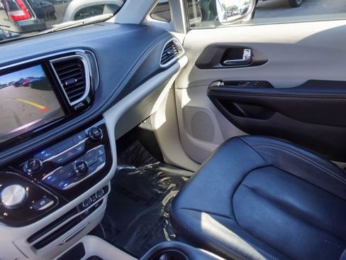 Used 2022 Chrysler Pacifica Touring-L image 21