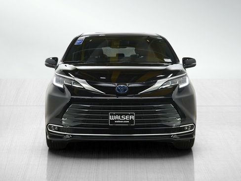 Used 2025 Toyota Sienna Limited image 8