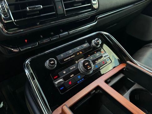 Used 2019 Lincoln Navigator Reserve image 22