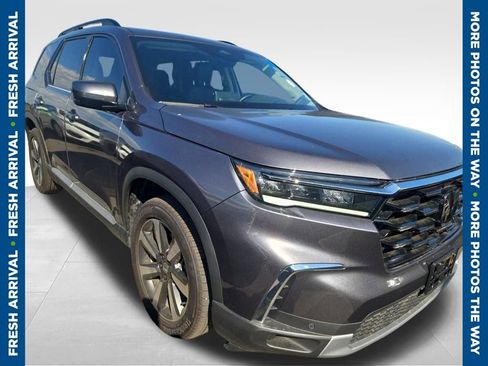 Used 2025 Honda Pilot Touring image 1