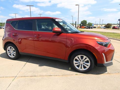 Used 2023 Kia Soul LX FWD image 3