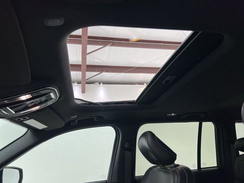 Used 2025 Jeep Grand Cherokee Altitude image 21