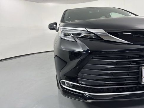 Used 2025 Toyota Sienna Platinum image 30