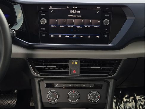 Used 2022 Volkswagen Taos SE w/ Panoramic Sunroof Package FWD image 11
