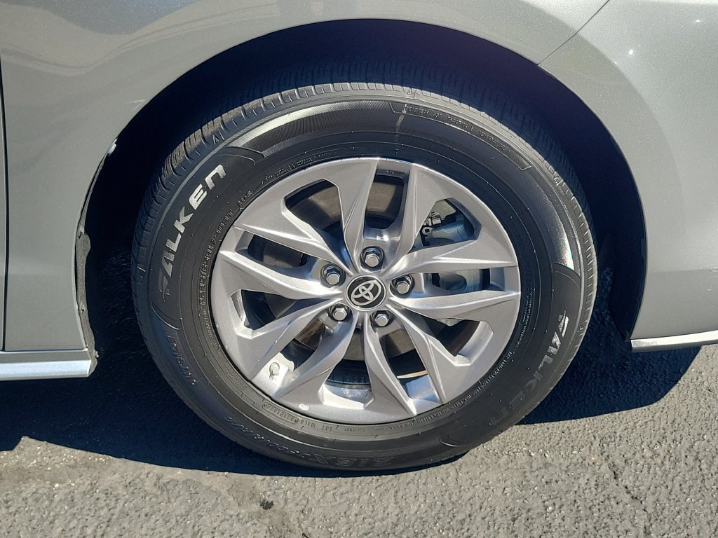 Used 2024 Toyota Sienna XLE FWD image 7