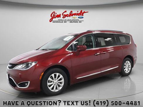 Used 2017 Chrysler Pacifica Touring-L FWD image 1