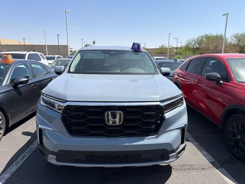 Used 2025 Honda Pilot Touring image 3