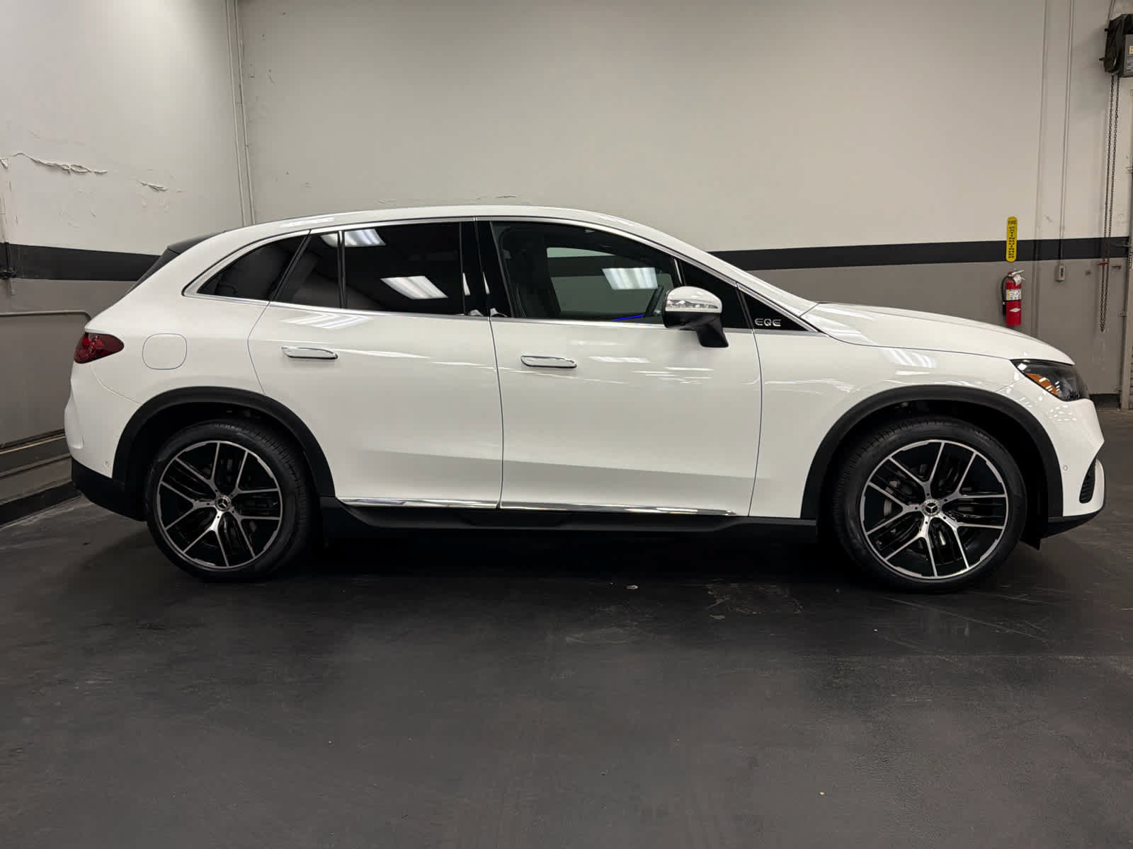 Used 2023 Mercedes-Benz EQE 350+ SUV image 3