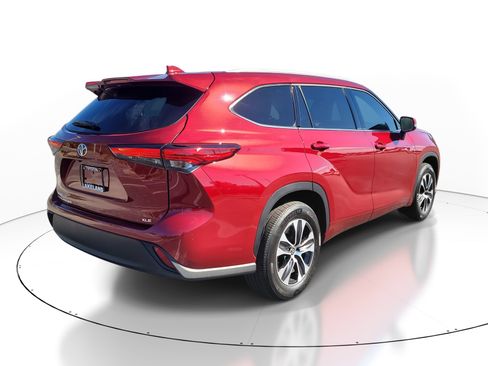 Certified 2022 Toyota Highlander XLE image 7